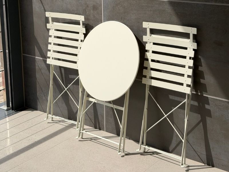Foto de cliente de Pack Mesa con 2 Sillas Jardín Greensboro Mesa Redonda y 2 Sillas Plegables color Beige