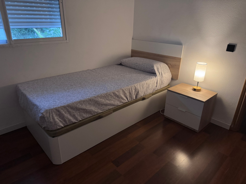 Foto de cliente de Cabecero de cama de 90 con mesita Luca Juvenil Color Blanco y Roble