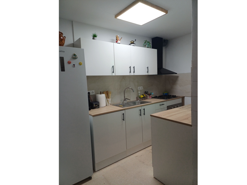 Foto de cliente de Cocina Modular Kira Completa 10 Módulos Blanco Brillo y Roble Canadian 400 cm