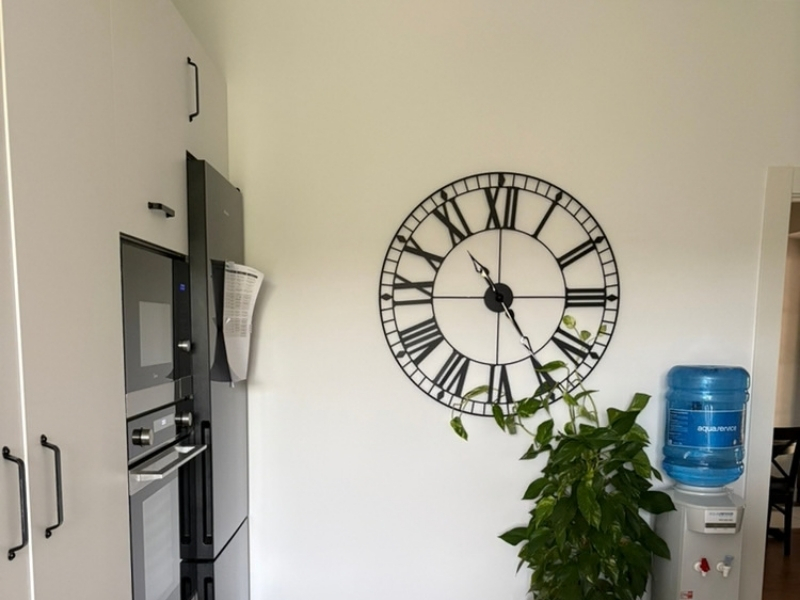 Foto de cliente de Reloj de pared Tibor Color Negro 88 cm