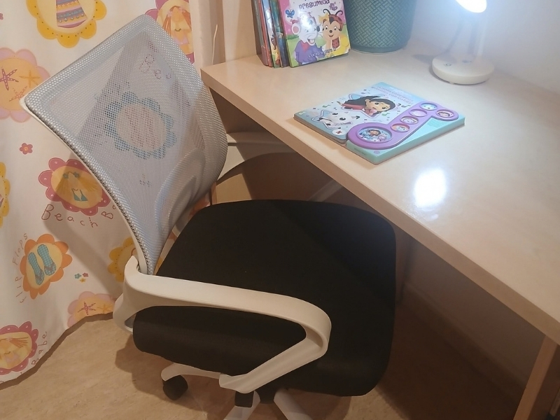 Foto de cliente de Silla Oficina Giratoria Vita Color Negro y Gris Claro