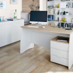 Maximizando espacios pequeños con escritorios y mesas para ordenador