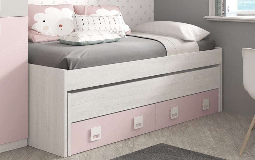 idea para tener una habitacion 3 camas: Cama nido con cajón en color madera clara y rosa pastel.