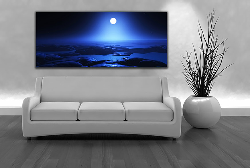 sofá gris con la imagen del mar y la luna llena brillando en el cielo