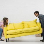 Cómo colocar dos sofás en un salón a juego con tu decoración
