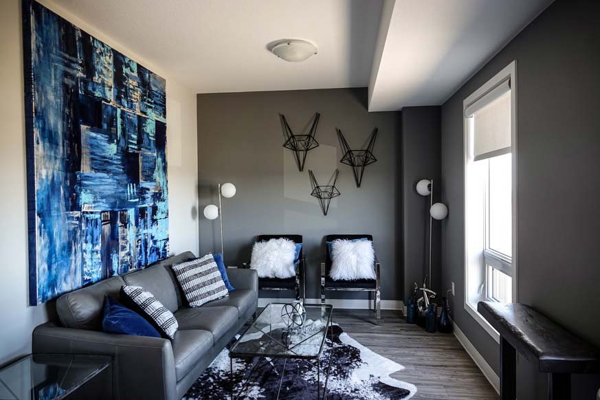 decoracion salon con sofa gris oscuro
