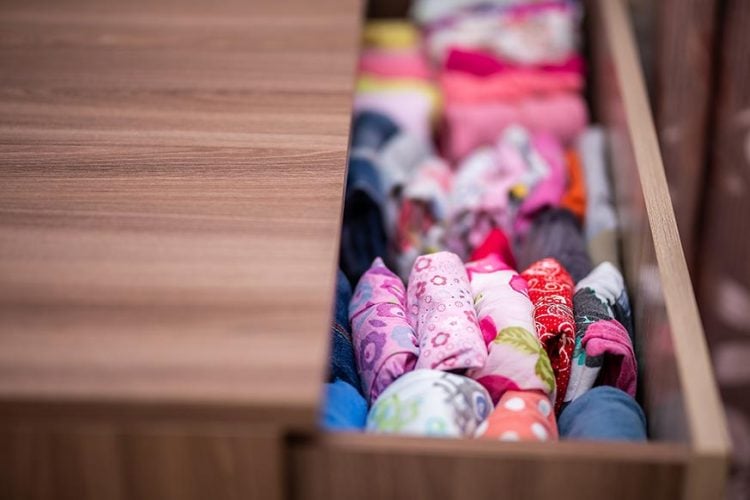 6 formas de organizar la ropa de tu bebé y ordenar su habitación