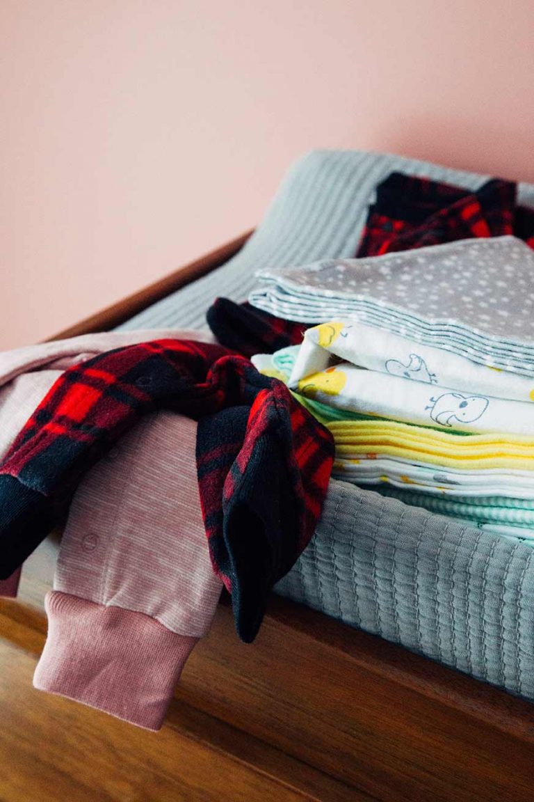 6 formas de organizar la ropa de tu bebé y ordenar su habitación