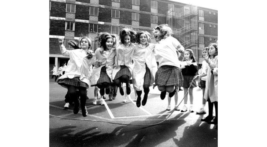 A qué jugaban nuestros abuelos: cinco niñas saltando a la comba. Foto en blanco y negro.