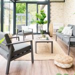 Soluciones de almacenamiento elegantes con muebles y sillas de jardín funcionales