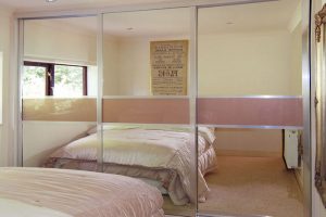 Armarios con puertas correderas optimiza el espacio en tu dormitorio