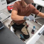 ¿Montar muebles uno mismo o contratar montaje profesional? Pros y contras para tu hogar