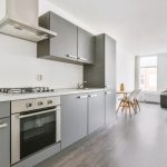 Tendencias en cocinas 2025: muebles oscuros, electrodomésticos inteligentes y diseño abierto