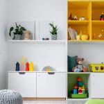 Estanterías flotantes y muebles altos modernos: almacenamiento vertical que agranda espacios