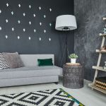 Diseña tu pared con repisas decorativas modernas y cuadros sin recargar tu salón