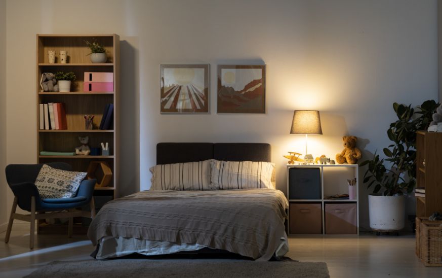 dormitorio juvenil de estilo americano con muebles auxiliares