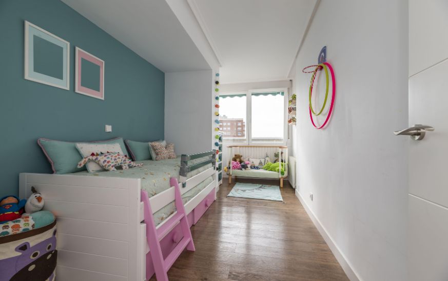 cama de estilo juvenil dormitorio moderno para niño