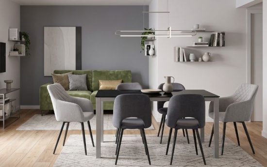 Mesa de comedor negra con patas grises y sillas en gris claro y antracita en salón con sofá verde oliva