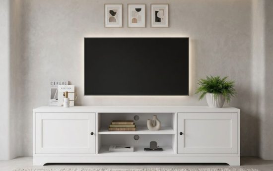 Decoración de mueble TV blanco con iluminación LED, cuadros y planta en salón moderno