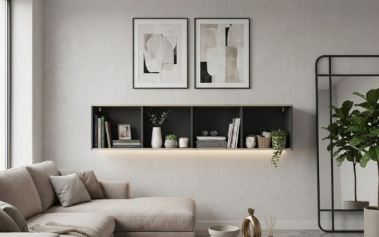 Estantería flotante decorada con libros, plantas y cuadros en salón moderno