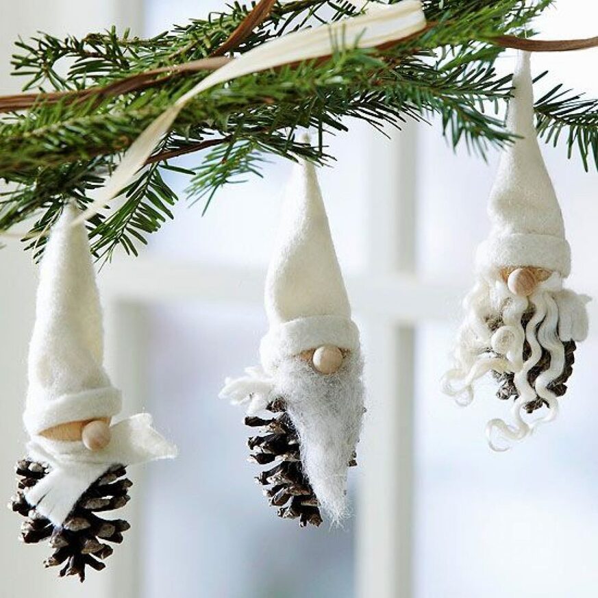 Decoración Navidad con pinas elfos decorativos