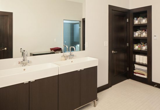 Soluciones de muebles de baño con lavabo para espacios reducidos