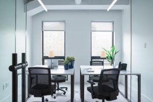Ventajas de los escritorios plegables en oficinas con espacio limitado