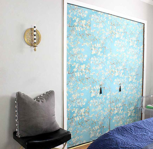 puerta de armario estampada en tono azul con flores de cerezo
