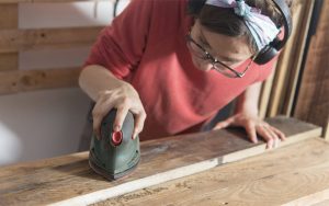 Como restaurar un mueble antiguo de madera barnizado, uno de los pasos es lijar