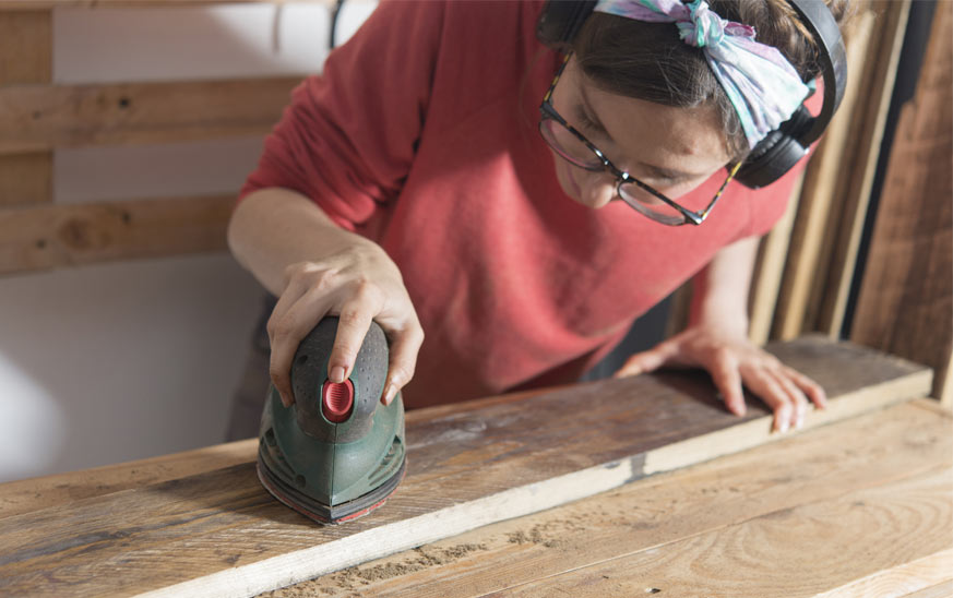 Como restaurar un mueble antiguo de madera barnizado, uno de los pasos es lijar