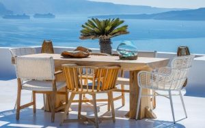 Zona de terraza con mesa y sillas, decoración estilo mediterráneo