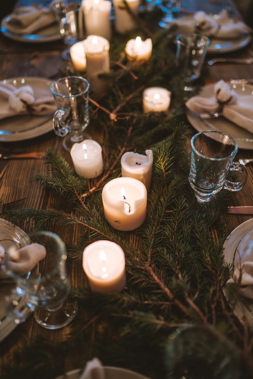 Decoración navidad DIY camino de mesa natural con velas y pino 