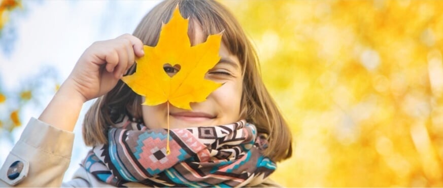 Decoración de otoño infantil, niña con hoja de árbol
