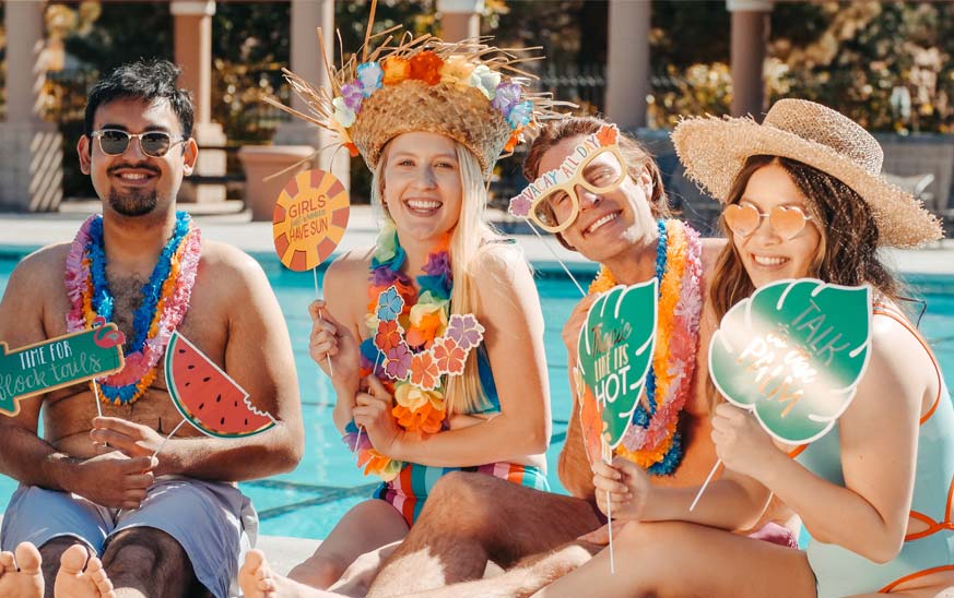 fiesta en la piscina con amigos y atrezzo de fiesta hawaiana