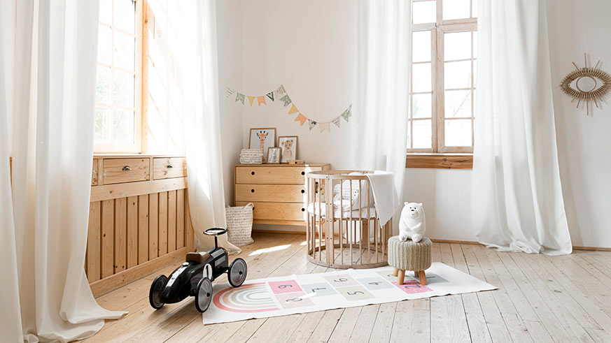 Habitación infantil decorada con cortinas y alfombra